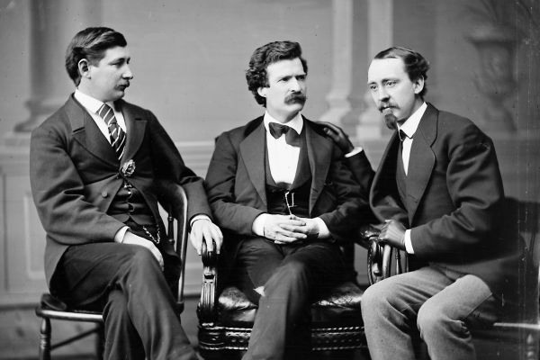 Mark Twain uprostřed přátel.