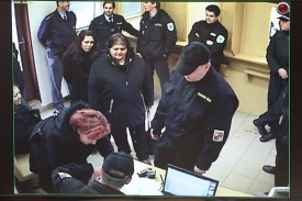 Zabavování sociálních dávek v Chomutově se neobešlo bez policie.