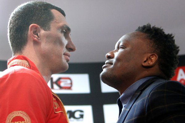 Vladimir Kličko (vlevo) a Dereck Chisora.