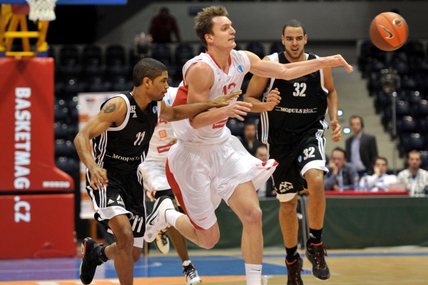 Basketbalisté Nymburka (v bílém).