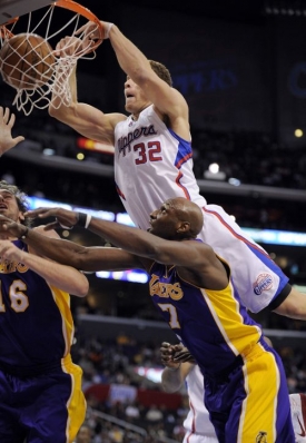 Blake Griffin se pohybuje především nad koši. Přesvědčili se o tom i šampioni z LA Lakers.