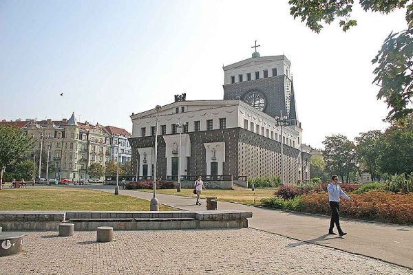 Chrám Nejsvětějšího Srdce Páně na náměstí Jiřího z Poděbrad v Praze.