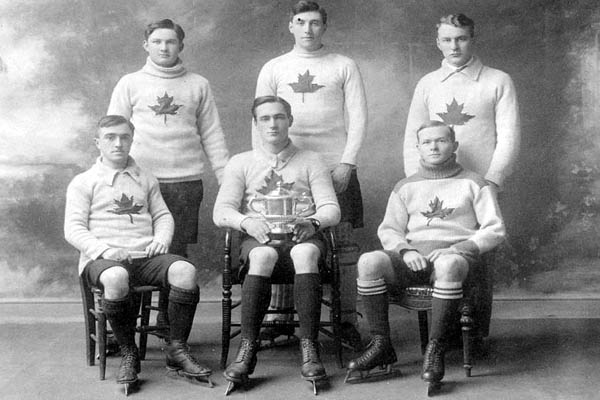 Legendární tým Oxford Canadiens. Ten 6. ledna 1911 rozdrtil Čechy 12:0. Historický snímek týmu je převzat z kanadské Wikipedie. 