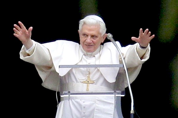 Papež Benedikt XVI. si (vzhledem ke své pozici nijak překvapivě) nedovede vznik vesmíru bez Božího zásahu představit.