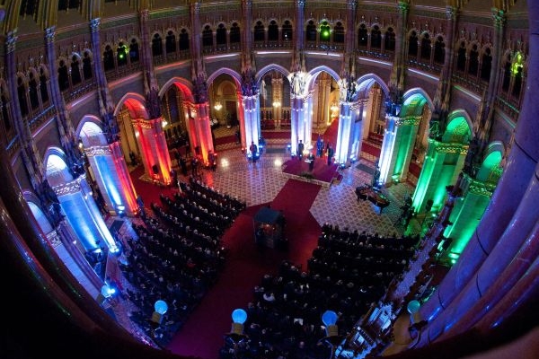 Slavnostní ceremoniál proběhl v budapešťském parlamentu. Slavnostní ceremoniál proběhl v budapešťském parlamentu.