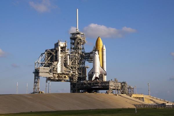 Raketoplán už stál na startovací rampě, ale byl opět přemístěn do hangáru.