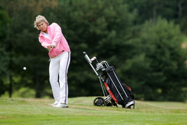 Kateřina Neumannová na golfu - jde jí lépe než psaní dopisů.