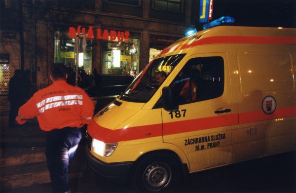 Podnapilí muži napadli řidiče sanitky záchranné služby (ilustrační foto).