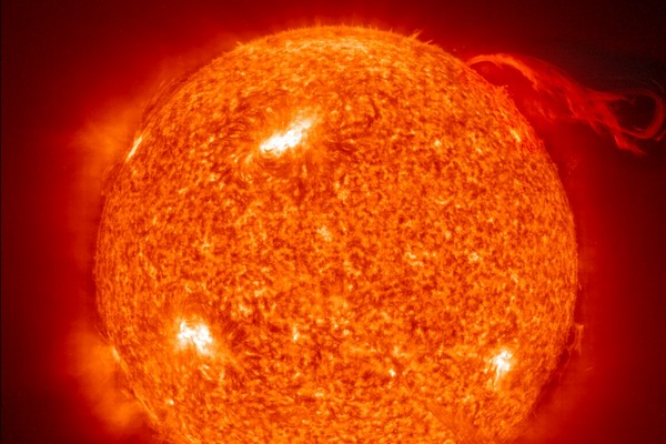 Povrch Slunce je chladnější než jeho vnější atmosféra. Jak je to možné?