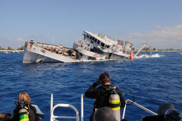 Z USS Kittiwake bude nový útes.