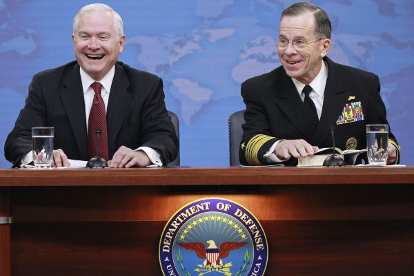 Ministr obrany Robert Gates a  admirál Mike Mullen na tiskové konferenci oznamují škrty.