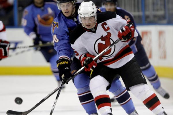 Jamie Langenbrunner (v bílém) opouští New Jersey Devils.