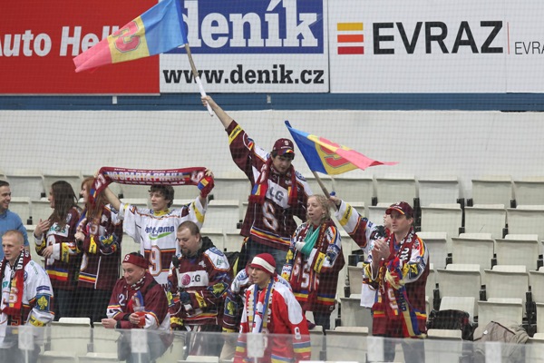 Hrstka věrných sparťanských fanoušků.