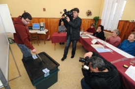 U voleb v Roudnici nad Labem dohlíželi policisté, aby se neopakovaly praktiky z minula.