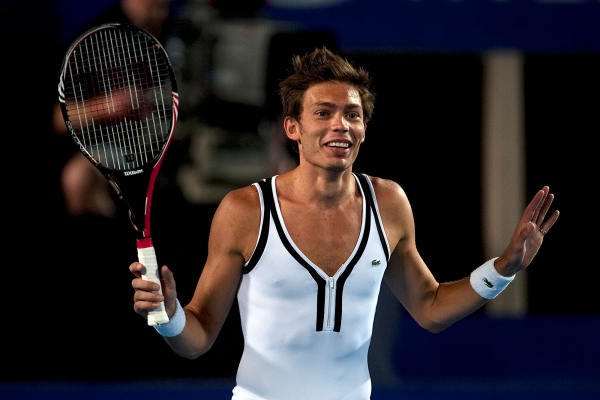 Nicolas Mahut si dívčí roli užíval.