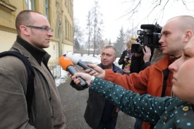 V Roudnici nad Labem dohlíží na hlasování zástupce Transparency International Vladan Brož.