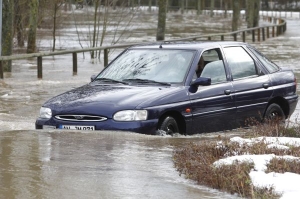 Řidič se snaží vyjet ze zaplaveného parkoviště 8. ledna v německém Ansbachu. Meteorologové varují, že během víkendu hladiny řek ještě stoupnou. 