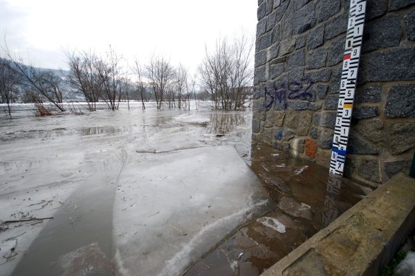 Z Berounského nadjezí se kvůli průtoku většího množství vody v řece utrhla ledová celina.