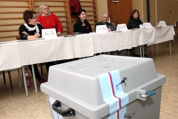 V některých volebních obvodech se kvůli neuznání podzimních voleb muselo hlasovat znovu.