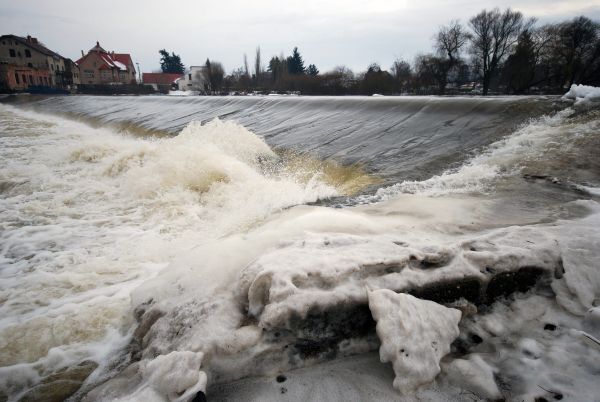 Hladiny řek postupně klesají, kry na Berounce odplavaly.