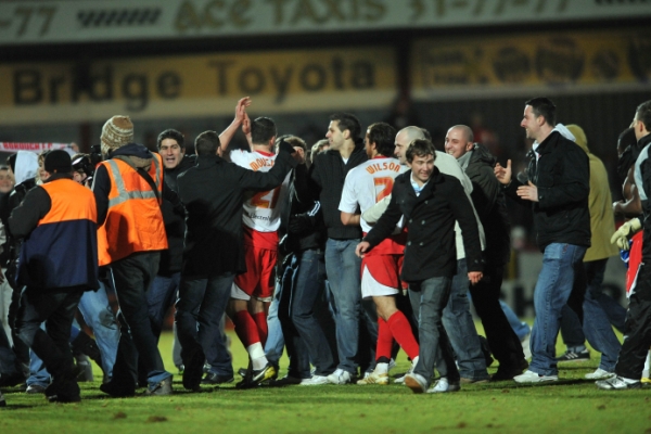 Oslava senzačního postupu obránce Stevenage Scotta Lairda nečekaně bolela.