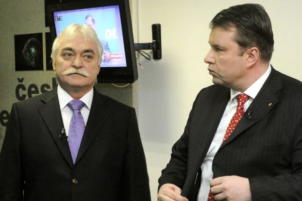 Tuzemské hospodářství musí změnit zaměření z těžkého průmyslu na obory s vysokou přidanou hodnotou, tedy odvětví lehkého průmyslu, shodli se Milan Urban (vlevo) a Martin Kocourek.