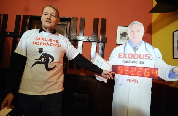 Předseda Lékařského odborového klubu - Svazu českých lékařů Martin Engel v Praze na tiskové konferenci k druhé fázi kampaně Děkujeme, odcházíme. 