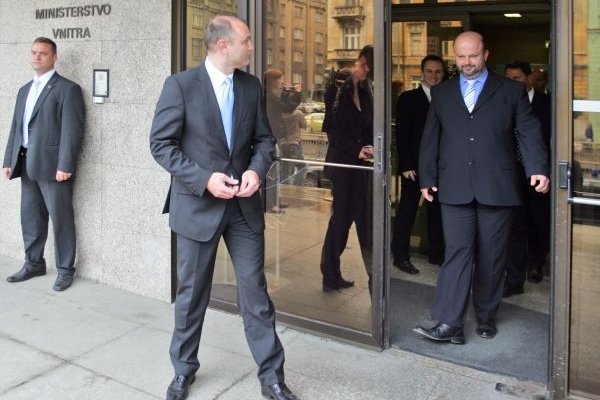 Bývalí ministři vnitra Ivan Langer (vlevo) a Martin Pecina si podávají dveře ministerstva (ilustrační foto).