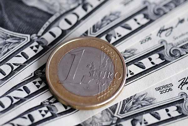 Jednotná evropská měna euro se propadá vůči dolaru.