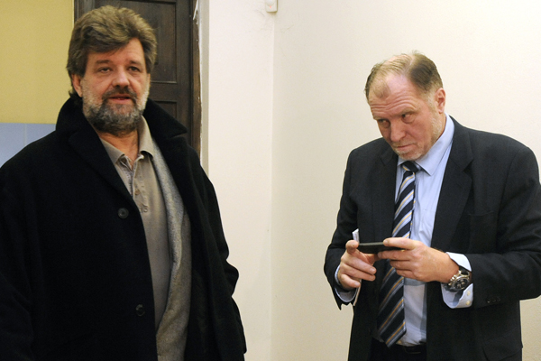 Jan Kubice (vlevo) a advokát Tomáš Sokol u dnešního soudu.