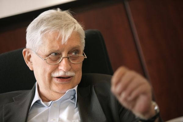 Jiří Dienstbier byl prvním ministrem zahraničí po listopadové revoluci. Jiří Dienstbier byl prvním ministrem zahraničí po listopadové revoluci.