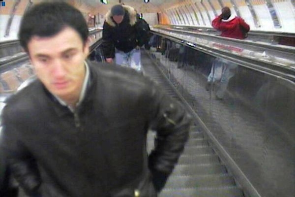 Pachatel (na snímku) přepadl jednu z žen v metru během Vánoc. Pachatel (na snímku) přepadl jednu z žen v metru během Vánoc.