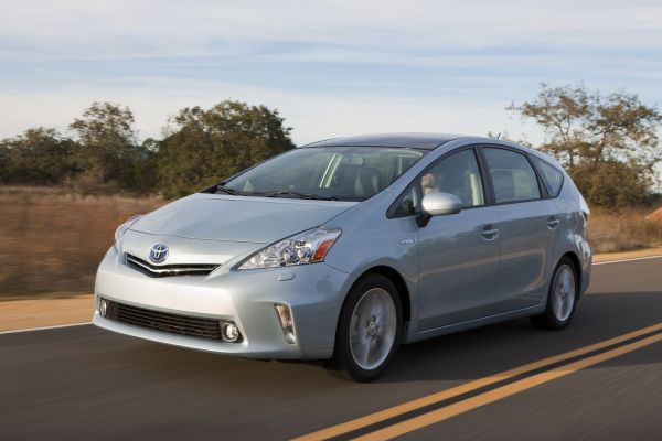Toyota Prius v přináší větší využitelnost a překvapuje velkým zavazadlovým prostorem. Toyota Prius v přináší větší využitelnost a překvapuje velkým zavazadlovým prostorem.