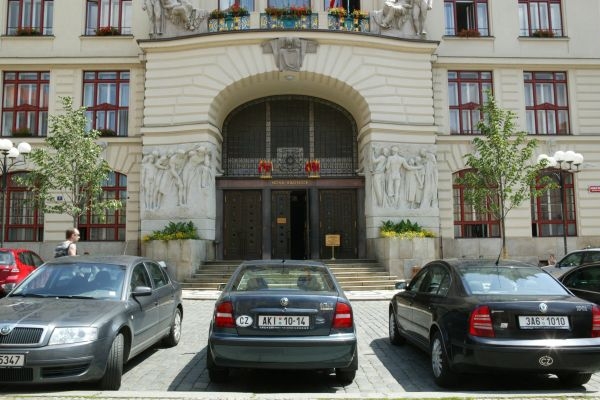 Na magistrátě se rovněž sníží počet odborů. Na magistrátě se rovněž sníží počet odborů.