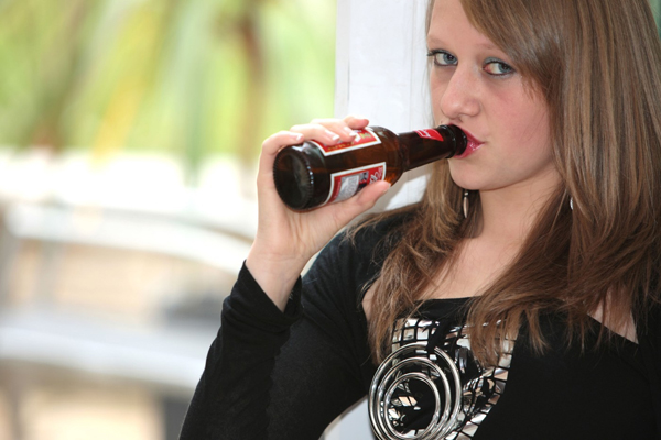 Protidrogový plán zahrnuje přísné sankce za nalévání alkoholu mladistvým a důraznější prevenci (ilustrační foto).