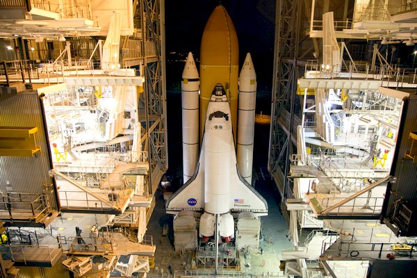 Discovery už stál na startovací rampě, v prosinci se však kvůli technickým problémům vrátil zpět do hangáru.
