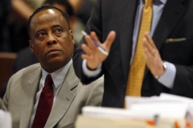 Jacksonův lékař Conrad Murray. 