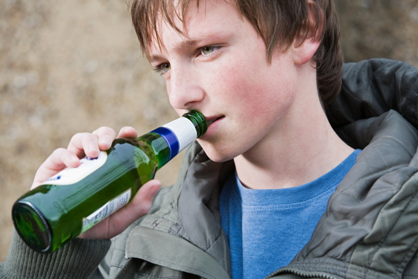 Vláda projednává plán, který má zpřísnit postihy za rozlévání alkoholu nezletilcům (ilustrační foto).