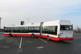 Tento kloubový hybridní autobus pojme 151 cestujících.
