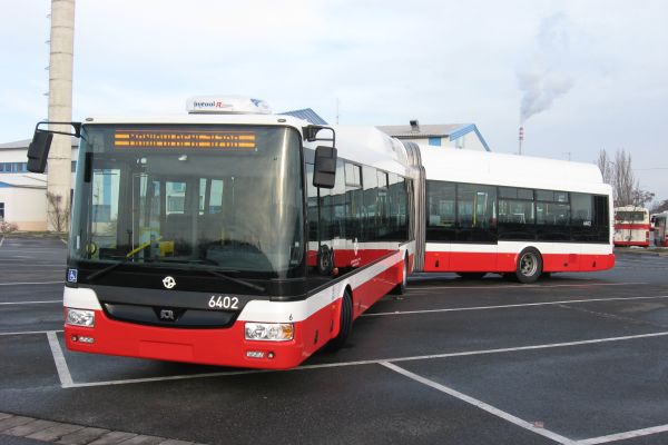 Nový hybridní vůz pražského dopravního podniku spotřebuje až o třicet procent paliva méně. Nový hybridní vůz pražského dopravního podniku spotřebuje až o třicet procent paliva méně.