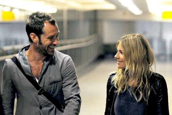 Sienna Millerová a Jude Law budou mít svatbu v hippie stylu.