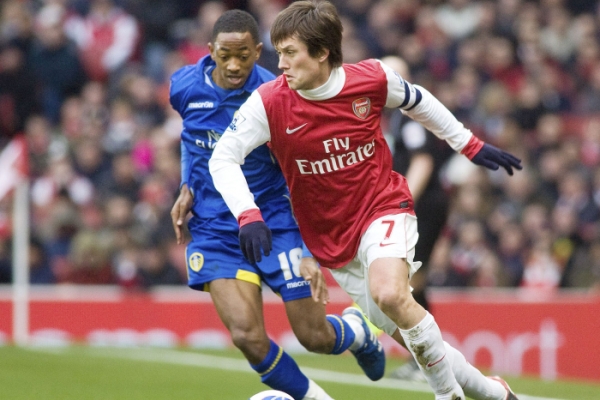 Tomáš Rosický (v červeném) v utkání s Leedsem v FA Cupu.