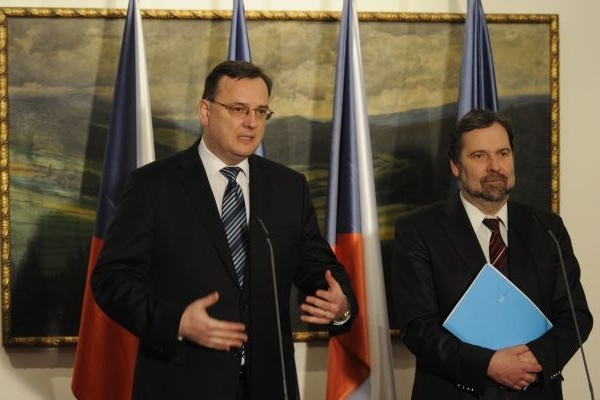 Premiér Petr Nečas (vlevo) a ministr vnitra Radek John.