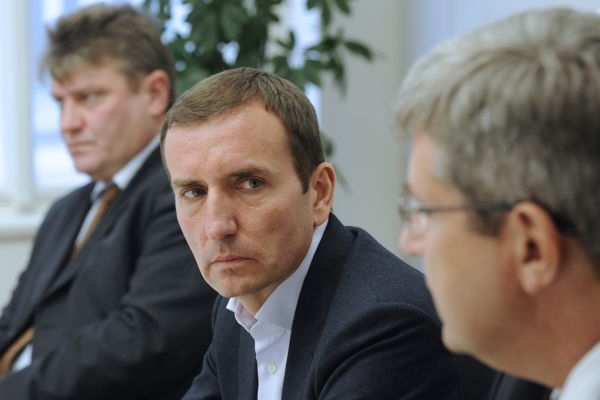 Zleva šéf Českého tenisového svazu Ivo Kaderka, partner investiční skupiny Penta Marek Dospiva a prezident České basketbalové federace Miroslav Jansta Zleva šéf Českého tenisového svazu Ivo Kaderka, partner investiční skupiny Penta Marek Dospiva a prezident České basketbalové federace Miroslav Jansta