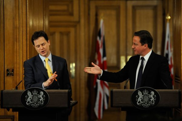 Předseda liberálních demokratů a vicepremiér Nick Clegg (vlevo) a předseda konzervativců premiér David Cameron během tiskové konference.