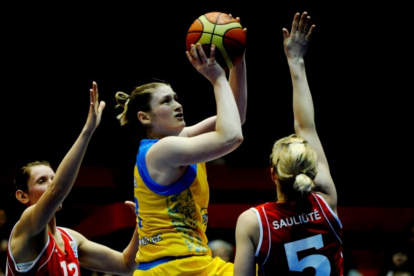 Hráčky USK (ve žlutém) porazily Kaunas vysoko 87:60.