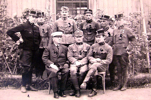 "Důstojnické sebevraždy množí se v poslední době zrovna úžasným způsobem," konstatoval redaktor Lidových novin.