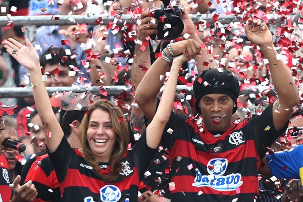 Ronaldinho (vpravo) při vítání s prezidentkou Flamenga. Ronaldinho (vpravo) při vítání s prezidentkou Flamenga.