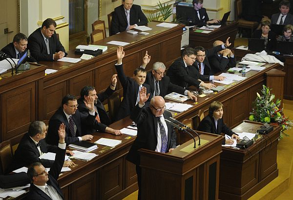 Podpoří Nečasova vláda stěžovací zákon z krajů?