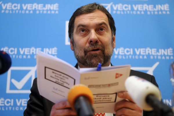Ministr vnitra Radek John v Novém Bydžově přislíbil v případě dalších problémů s bezpečností posílení policie.